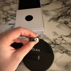 Oura Smart Ring (horizon 3rd Gen) Size 9 with an extra size 9 charger.